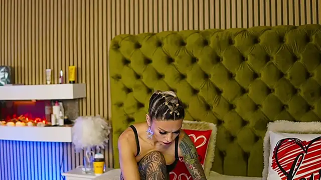 Snapshot of TiffanyMaze chatting on 02-12-25, 08:16 TiffanyMaze online show from 02-12-25, 08:16