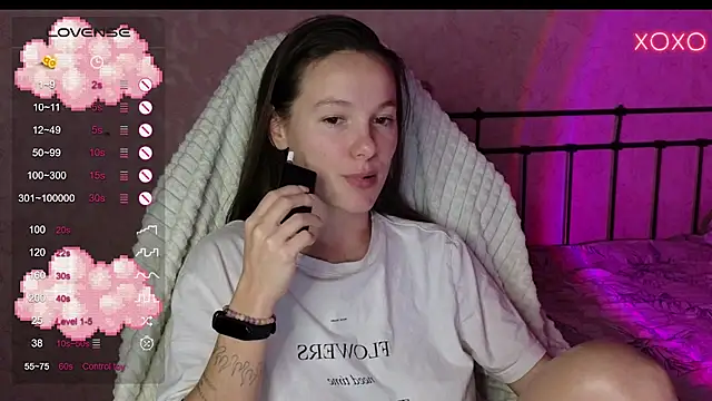 Snapshot of lil_luna_x chatting on 12-10-24, 08:38 lil luna x online show from 12-10-24, 08:38