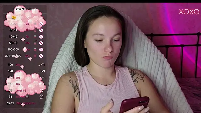 Snapshot of lil_luna_x chatting on 12-12-24, 03:37 lil luna x online show from 12-12-24, 03:37