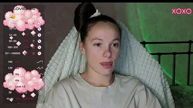 Snapshot of lil_luna_x chatting on 12-12-24, 08:21 lil luna x online show from 12-12-24, 08:21