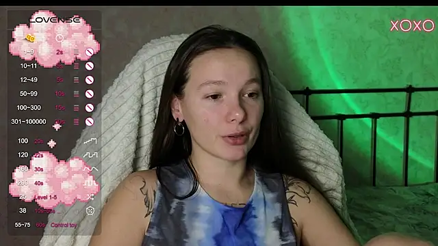 Snapshot of lil_luna_x chatting on 12-14-24, 02:53 lil luna x online show from 12-14-24, 02:53