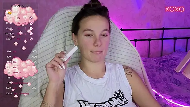 Snapshot of lil_luna_x chatting on 10-12-25, 07:57 lil luna x online show from 10-12-25, 07:57