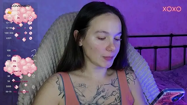 Snapshot of lil_luna_x chatting on 10-25-25, 05:30 lil luna x online show from 10-25-25, 05:30