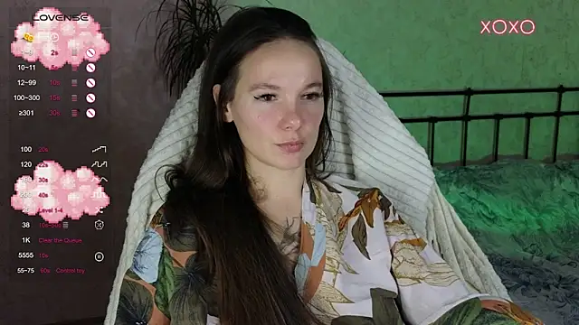 Snapshot of lil_luna_x chatting on 11-12-25, 08:41 lil luna x online show from 11-12-25, 08:41