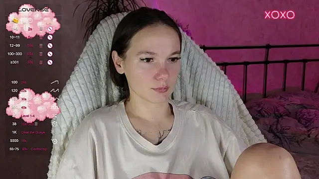 Snapshot of lil_luna_x chatting on 11-18-25, 10:47 lil luna x online show from 11-18-25, 10:47