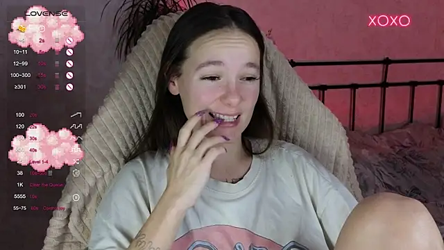 Snapshot of lil_luna_x chatting on 11-21-25, 01:32 lil luna x online show from 11-21-25, 01:32