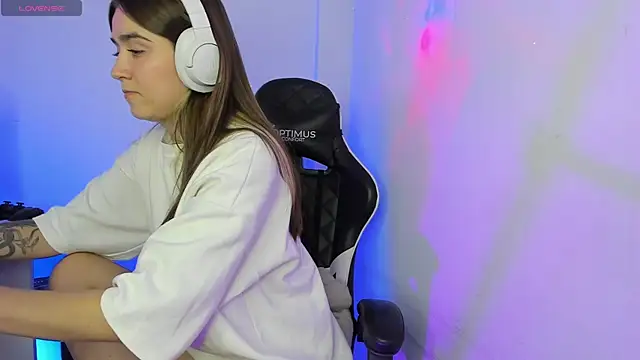 Snapshot of _alicerosse2 chatting on 10-21-25, 04:13 alicerosse2 online show from 10-21-25, 04:13