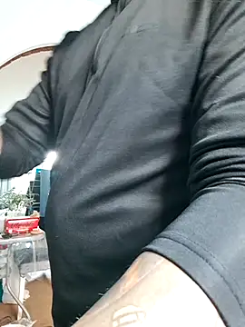 Snapshot of crisconst chatting on 10-25-25, 03:40 crisconst online show from 10-25-25, 03:40