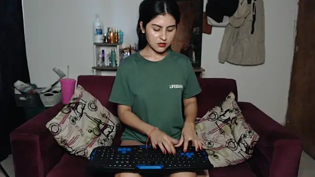 Snapshot of Nathacha chatting on 03-20-25, 10:18 Nathacha online show from 03-20-25, 10:18