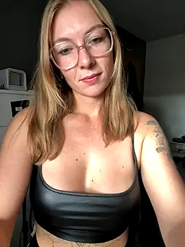 BunnyDiamond1 online show from 10-24-25, 01:07