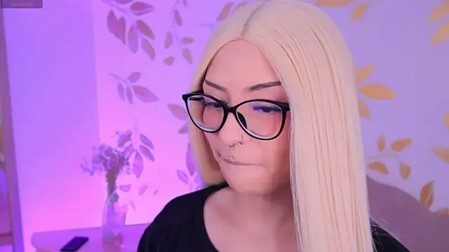 Snapshot of Misselektra__ chatting on 09-10-25, 04:45 Misselektra online show from 09-10-25, 04:45