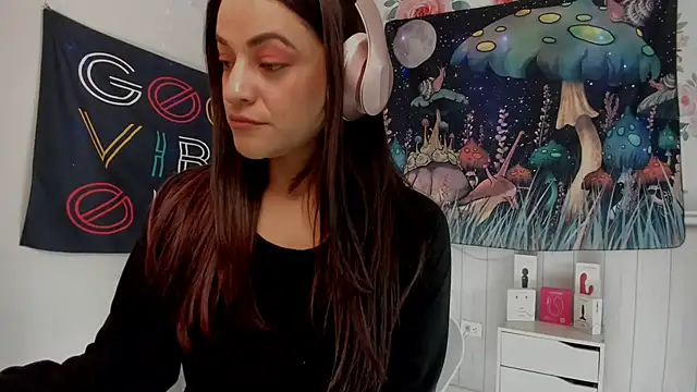 LovelyAzucena online show from 12-18-25, 01:50