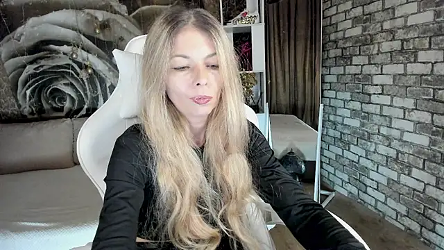 Eva Melow online show from 04-06-26, 04:08