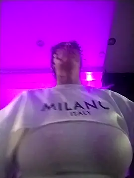 Snapshot of Hotasiansensation chatting on 12-17-25, 04:24 Hotasiansensation online show from 12-17-25, 04:24