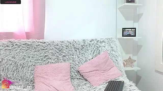 Snapshot of aliicee_m chatting on 03-12-25, 06:55 aliicee m online show from 03-12-25, 06:55