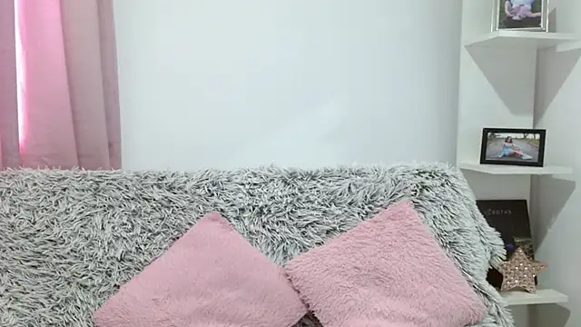 Snapshot of aliicee_m chatting on 09-18-25, 06:21 aliicee m online show from 09-18-25, 06:21