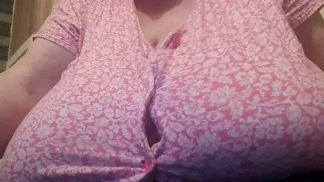 Snapshot of Nataliesbestjuggs chatting on 12-21-25, 05:09 Nataliesbestjuggs online show from 12-21-25, 05:09