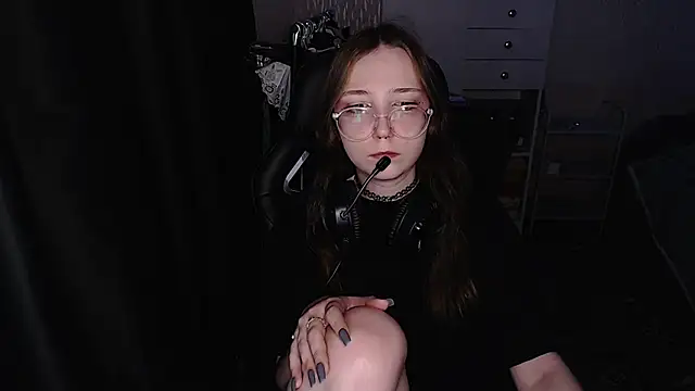 Snapshot of AmeliaKamishiro chatting on 12-18-25, 04:24 AmeliaKamishiro online show from 12-18-25, 04:24