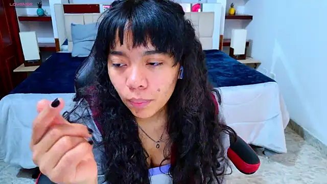 laureentt  online show from 10-25-25, 03:03