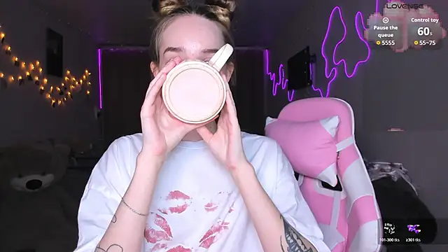 Snapshot of MoonDust chatting on 03-19-26, 06:01 MoonDust online show from 03-19-26, 06:01