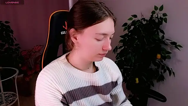 Snapshot of SwettyMolly chatting on 03-21-26, 12:10 SwettyMolly online show from 03-21-26, 12:10