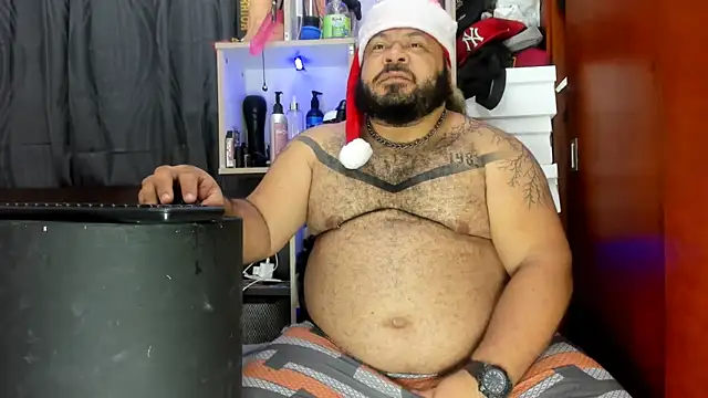Snapshot of Latino_bigcock chatting on 12-29-24, 02:17 Latino bigcock online show from 12-29-24, 02:17