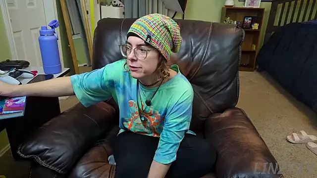 Snapshot of Linzy_19 chatting on 12-25-24, 02:35 Linzy 19 online show from 12-25-24, 02:35