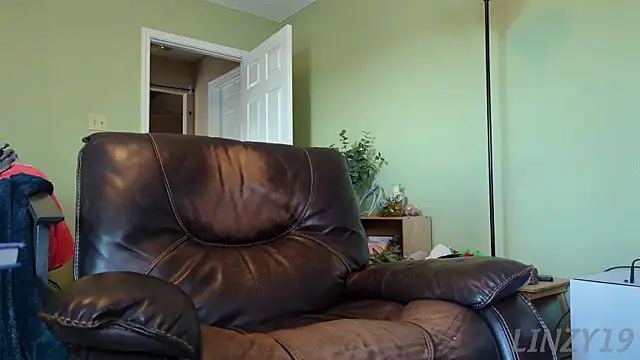 Snapshot of Linzy_19 chatting on 01-12-25, 03:57 Linzy 19 online show from 01-12-25, 03:57