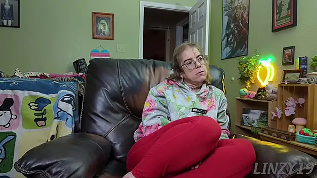 Snapshot of Linzy_19 chatting on 01-24-25, 03:54 Linzy 19 online show from 01-24-25, 03:54