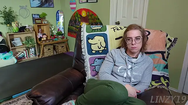 Snapshot of Linzy_19 chatting on 02-13-25, 10:00 Linzy 19 online show from 02-13-25, 10:00