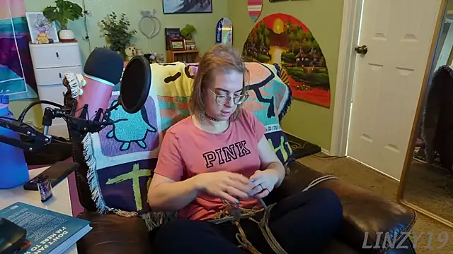 Snapshot of Linzy_19 chatting on 03-18-25, 03:31 Linzy 19 online show from 03-18-25, 03:31