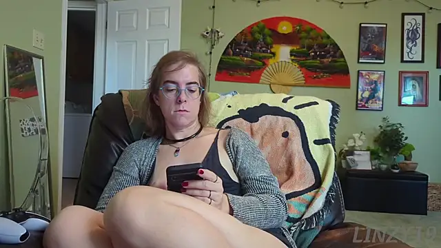 Snapshot of Linzy_19 chatting on 09-25-25, 02:21 Linzy 19 online show from 09-25-25, 02:21