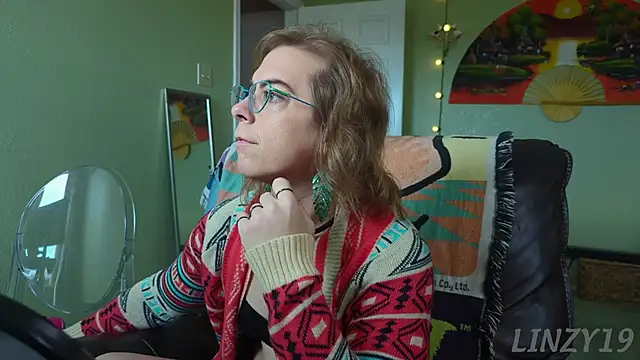 Snapshot of Linzy_19 chatting on 09-27-25, 04:56 Linzy 19 online show from 09-27-25, 04:56