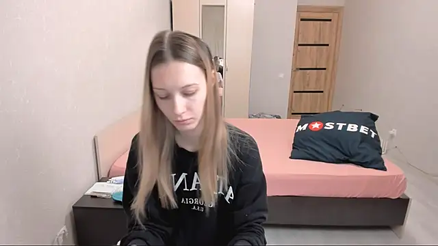 Snapshot of OliviaLukas chatting on 12-18-24, 05:42 OliviaLukas online show from 12-18-24, 05:42
