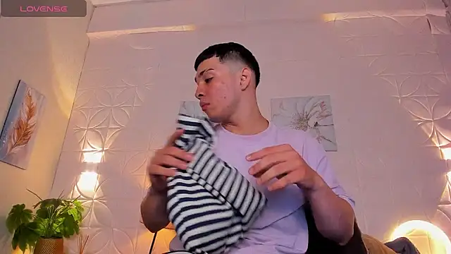 Snapshot of JUANDIAMONDS98 chatting on 11-10-25, 01:43 JUANDIAMONDS98 online show from 11-10-25, 01:43