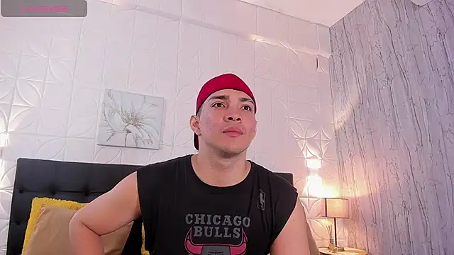 Snapshot of JUANDIAMONDS98 chatting on 11-21-25, 01:32 JUANDIAMONDS98 online show from 11-21-25, 01:32