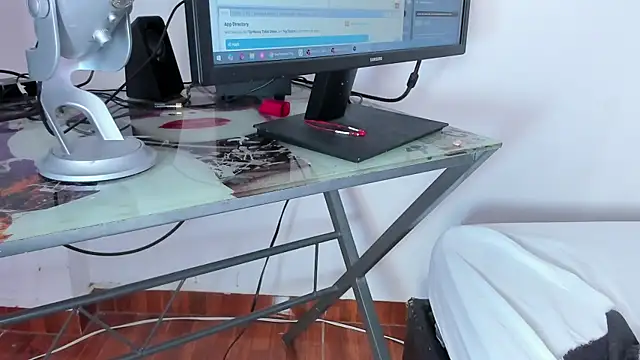 queen yully online show from 10-26-25, 08:37