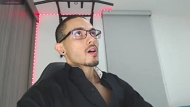 Snapshot of russthiago chatting on 03-06-25, 01:35 russthiago online show from 03-06-25, 01:35