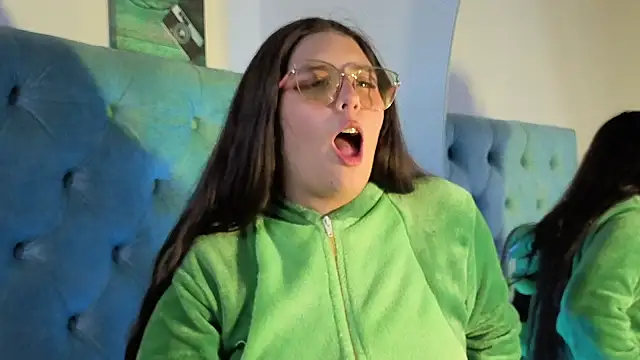 Paola Lyon  online show from 10-04-25, 07:28