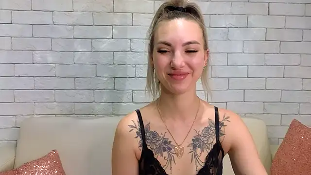 Snapshot of MiaMinx chatting on 02-06-25, 01:49 MiaMinx online show from 02-06-25, 01:49