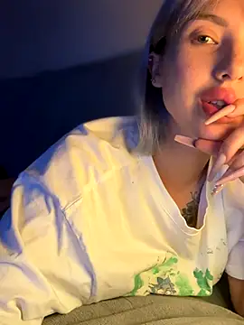 Snapshot of MiaMinx chatting on 11-17-25, 12:44 MiaMinx online show from 11-17-25, 12:44