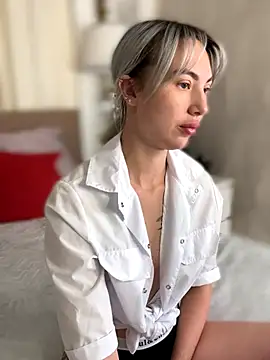 Snapshot of MiaMinx chatting on 12-14-25, 11:42 MiaMinx online show from 12-14-25, 11:42