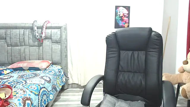 Snapshot of LAURA_CRAIZY chatting on 11-12-25, 03:18 LAURA CRAIZY online show from 11-12-25, 03:18