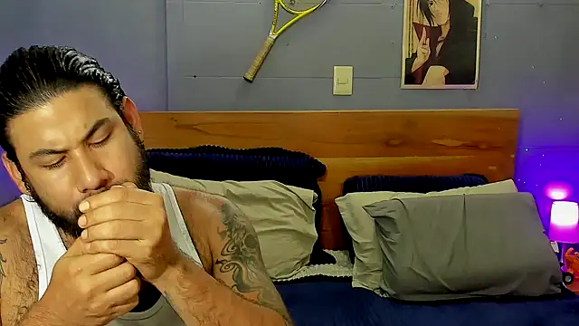 Snapshot of Prometeo-grizzly chatting on 12-22-25, 01:02 Prometeo-grizzly online show from 12-22-25, 01:02