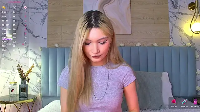 Snapshot of CarolReeves chatting on 02-25-25, 06:03 CarolReeves online show from 02-25-25, 06:03