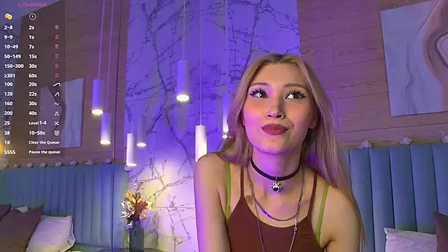 Snapshot of CarolReeves chatting on 03-19-25, 12:12 CarolReeves online show from 03-19-25, 12:12