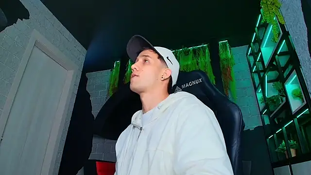 alexgiraldo  online show from 03-18-25, 02:37