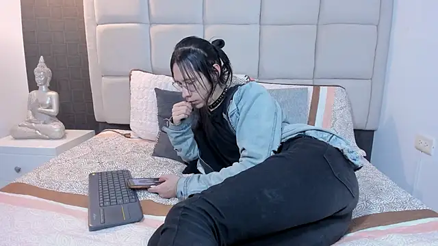 Snapshot of Hecatee_77 chatting on 02-08-25, 07:27 Hecatee 77 online show from 02-08-25, 07:27