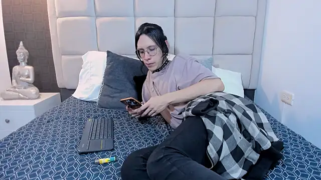 Snapshot of Hecatee_77 chatting on 02-12-25, 07:35 Hecatee 77 online show from 02-12-25, 07:35