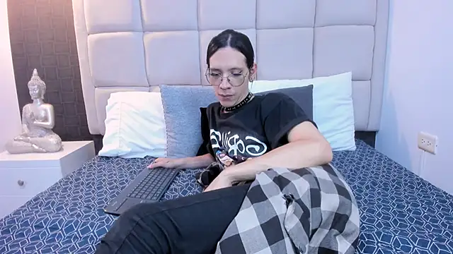 Snapshot of Hecatee_77 chatting on 02-21-25, 08:05 Hecatee 77 online show from 02-21-25, 08:05